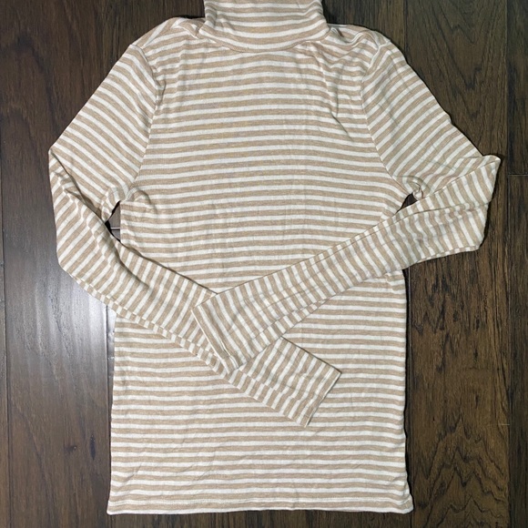 Gap. Turtleneck. Size small. - Picture 1 of 3